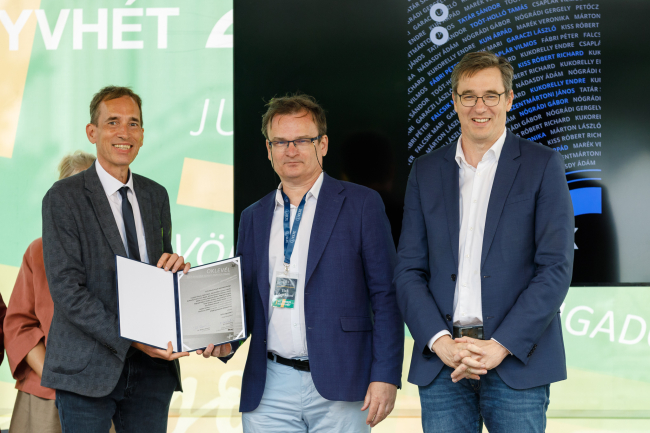 Díjat kapott a Könyvhéten az ELTE Legendák